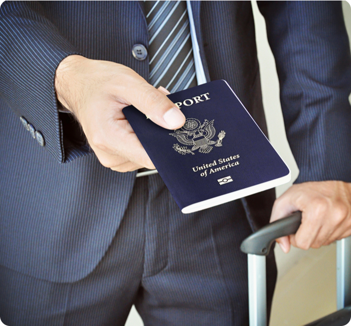 Hand eines Geschäftsmannes mit US-amerikanischem Reisepass